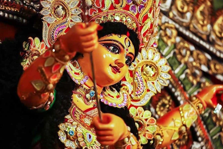 মহাষষ্ঠীতে দুর্গাপূজার মূল আনুষ্ঠানিকতা শুরু